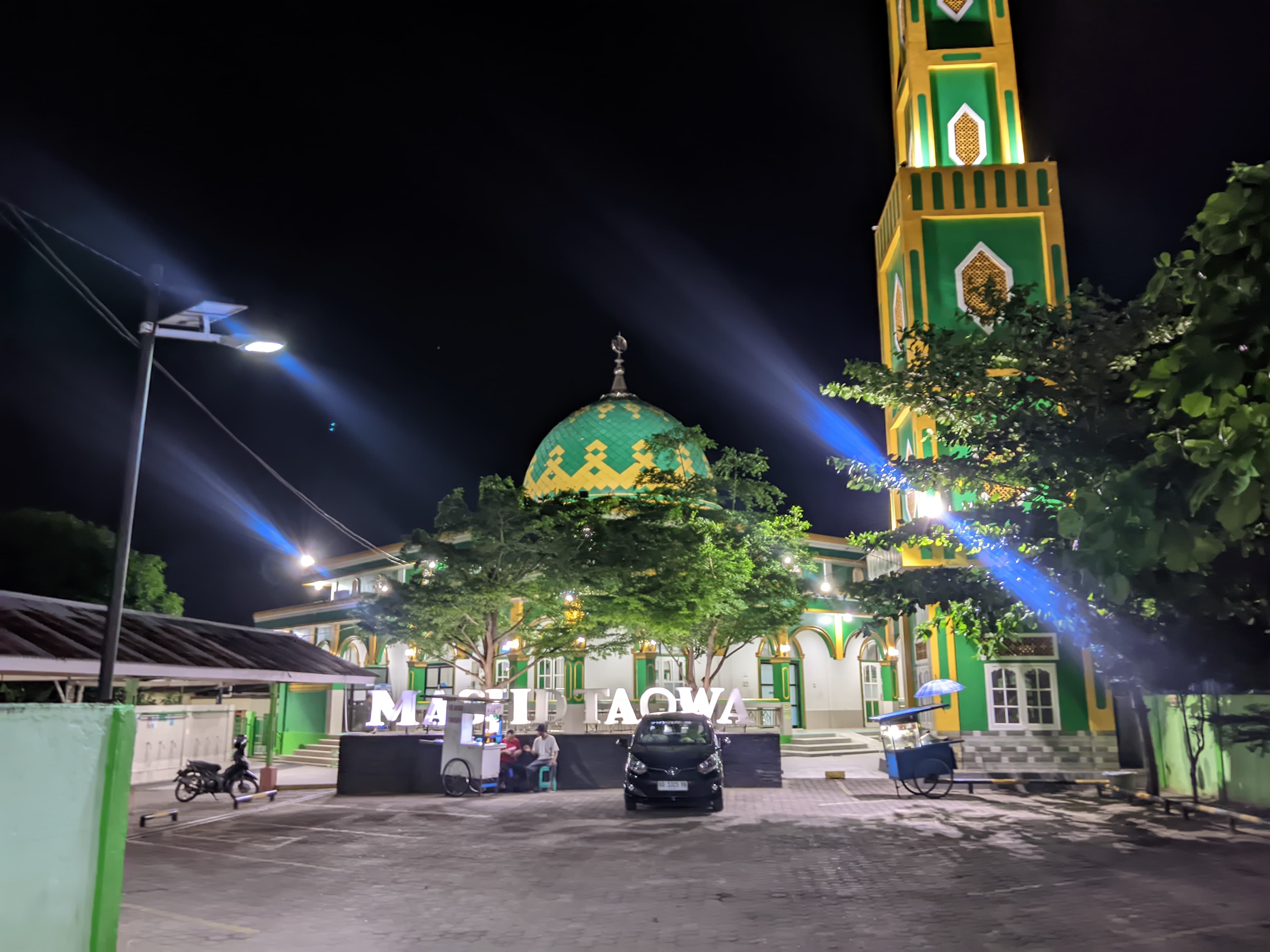 Matahari terbit di atas pegunungan dengan cahaya emas yang menerangi langit dan lanskap