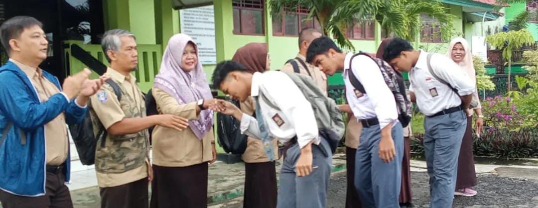 siswa baris-berbaris