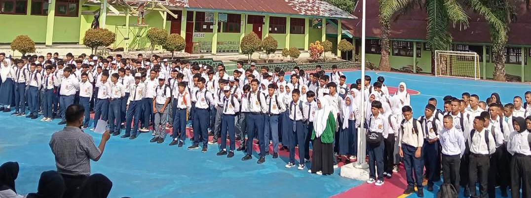 siswa berbicara dengan guru